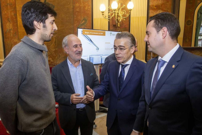 A la izquierda, Arasanz con el alcalde de Burgos, Daniel de la Rosa, y el delegado territorial, Roberto Saiz.-SANTI OTERO