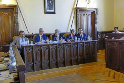 El alcalde de Ávila, segundo por la izquierda, durante el pleno.-A.G