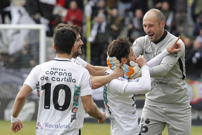 Saizar felicita de forma efusiva a Andrés tras el segundo gol del Burgos CF.-SANTI OTERO