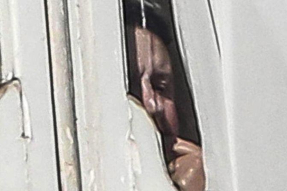 Renzi, a través de la ventana de su despacho del palacio Chigi.-EFE / GIUSEPPE LAMI