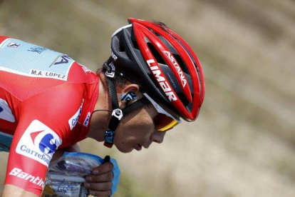 El colombiano Miguel Ángel López, con el jersey de líder de La Vuelta.-EFE