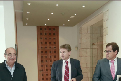 Fernández Santos, Javier Lacalle y Salvador de Foronda entran juntos a una reunión del consorcio.-RAÚL G. OCHOA