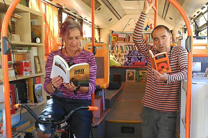 ‘Bibliotejo’ es el proyecto de Luis y Emilia para acercar la lectura al mundo rural.-ECB