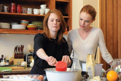 Julianne Moore y Kate Bosworth, en 'Siempre Alice', donde la primera interpreta a una profesora con alzhéimer.-