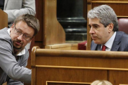 Xavier Domènech y Francesc Homs, en el Congreso, el pasado mes de marzo.-AGUSTÍN CATALÁN