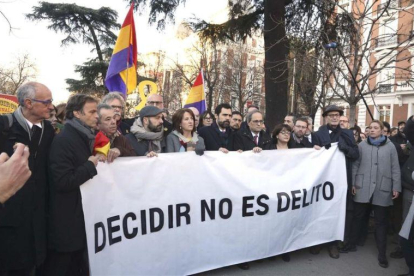 Roger Torrent, Quim Torra y otros miembros del Govern, con una pancarta a las puertas del Supremo.-DAVID CASTRO