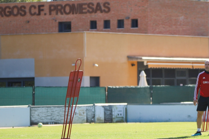 JuliánCalero sigue con atención un entrenamiento del Burgos CF en la Ciudad Deportiva de Castañares. ALBA DELGADO/ BCF