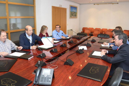 Rico visitó Treviño en mayo. En la foto con el exalcalde Ernesto Argote (segundo por la izq), junto a quien está la actual edil-ECB