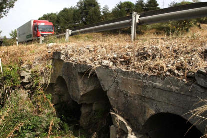 El drenaje del kilómetro 277 se rellenará con hormigón para evitar su progresivo deterioro.-G.G.