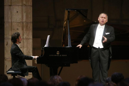 El patio de la Casa del Cordón enmarcó el concierto del tenor Javier Camarena y el pianista Ángel Rodríguez con alrededor de 460 testigos.-Raúl Ochoa