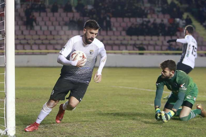 Adrián Hernández recoge el balón tras anotar el gol del empate desde el punto de penalti.-Raúl G. Ochoa