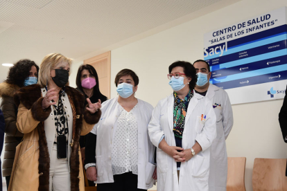 La consejera de Sanidad, Verónica Casado, visita el Centro de Salud de Salas de los Infantes. ICAL