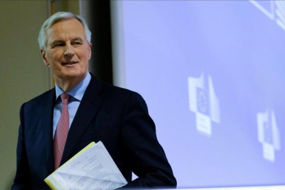 Barnier, presenta el borrador de tratado, en una rueda de prensa, este miércoles, 28 de febrero.-EFE / OLIVIER HOSLET