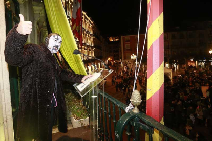 Estébanez se disfrazó como uno de los villanos más conocidos del cómic para pronunciar su pregón desde el balcón consistorial.-RAÚL OCHOA