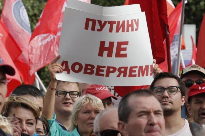 En San Petersburgo, un manifestante ruso contra la reforma de las pensiones sostiene un cartel en el que se lee: No confiamos en Putin.-ANATOLY MALTSEV / EFE