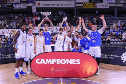 El San Pablo Burgos celebra el título de la Copa de Castilla y León logrado en 2018. MARÍA GONZÁLEZ