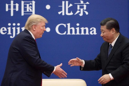 El presidente de China, Xi Jinping, saluda al presidente Donald Trump.-NICOLAS ASFOURI/AFP