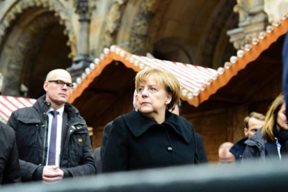 La cancillera Angela Merkel en el lugar del atentado.-AFP / TOBIAS SCHWARZ