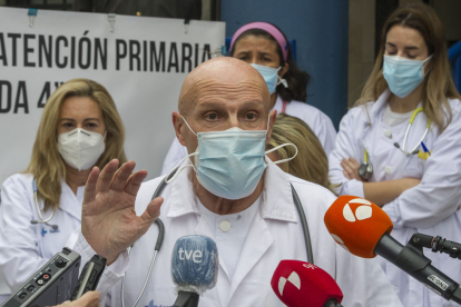 El doctor Jiménez, a las puertas del centro de salud de Los Cubos. ISRAEL L. MURILLO