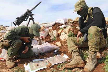 Milicianos del Ejército Libre Sirio, aliado de Turquía, cerca de Salwah, en Afrín.-AFP / OMAR HAJ KADOUR