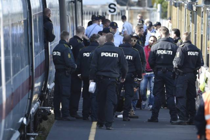 Un policía danés ante un tren donde viajajn refugiados sirios.-REUTERS/SCANPIX DENMARK