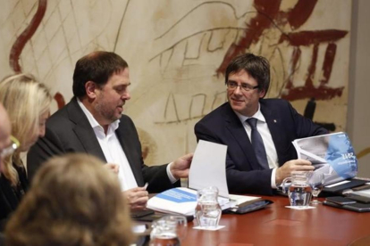 El vicepresidente del Govern, Oriol Junqueras, y el 'president', Carles Puigdemont, en una reunión del Consell Executiu.-JOAN CORTADELLAS