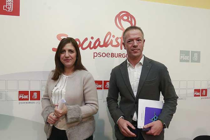 La secretaria provincial del PSOE, Esther Peña, y el portavoz socialista en el Senado, Ander Gil, ayer, en Burgos.-RAÚL G. OCHOA