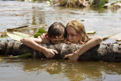 Naomi Watts y Tom Holland, en una dramática escena de 'Lo imposible'.-