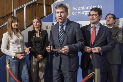 El alcalde, flanqueado por Fernández Mañueco y miembros de su equipo de Gobierno.-RAÚL G. OCHOA