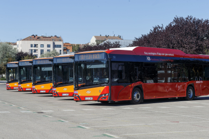 Movilidad ha adquirido cinco nuevos autobuses de gas natural comprimido. SANTI OTERO