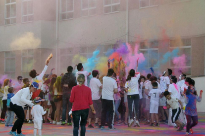 Los eventos del primer Orgullo LGTB+ en Briviesca finalizaron con una colorida suelta de polvos multicolor.-G. G.