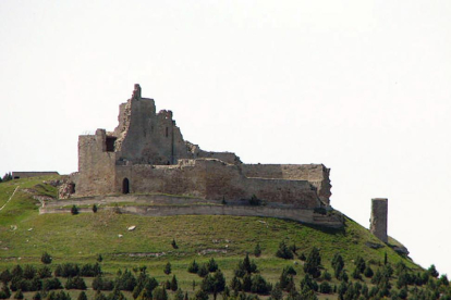 El castillo de Castrojeriz cuenta con accesos para vehículos dada su distancia con el casco urbano.-ECB