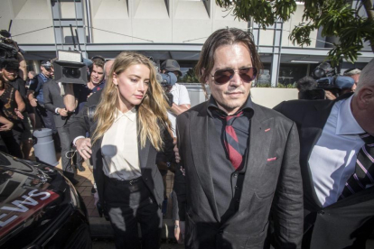 El actor Johnny Depp y su esposa, la también actriz Amber Heard, a su llegada al tribunal australiano, en Southport, hoy.-GLENN HUNT / EFE