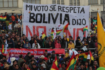 Miles de detractores del presidente Evo marcharon  en las principales ciudades del pais para exigir que se respeten los resultados de un referendo que nego al gobernante la posibilidad de volver a postularse en 2019.-EFE/ MARTÍN ALIPAZ