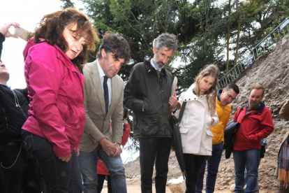Fabiola Monzón muestra a Fernando Gómez y técnicos del IMC uno de los enterramientos.-ISRAEL L. MURILLO