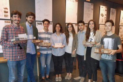 Foto de familia de los estudiantes seleccionados para la exposición de los trabajos-Israel L. Murillo