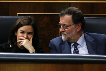 Mariano Rajoy y Soraya Sáenz de Santamaría siguen la intervención de Pedro Sánchez en el debate de investidura.-EFE / J. J. GUILLÉN