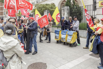 Concentración de trabajadores frente a la Subdelegación del Gobierno.-SANTI OTERO
