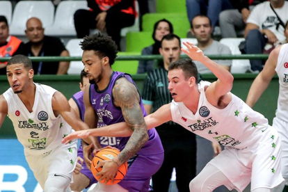 Tokoto pugna por un balón con el MVP del choque, el base de Bandirma Smith-BCL