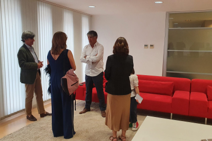 Toni Nadal conversa con la alcaldesa, la concejala de Turismo y el representante de la Fundación Caja de Burgos