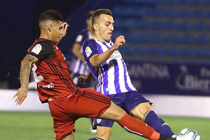 Carlos Julio pugna por el esférico junto a un jugador de la Ponferradina.-LALIGA