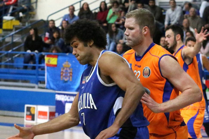 Devin Wright postea ante Taylor Coppenrath, ayer, en el Javier Imbroda.-NURIA RIOJA / MELILLA BALONCESTO