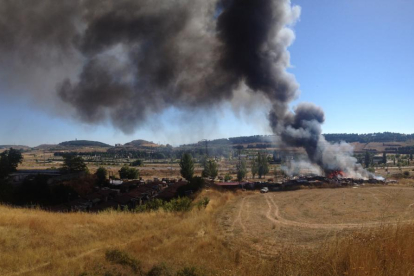 Imagen de la columna de humo generada por el incendio.-ISRAEL L. MURILLO