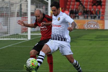Ion Vélez pugna por un balón con un defensor del RCD Mallorca en el choque del pasado domingo-Alfonso G. Mardones