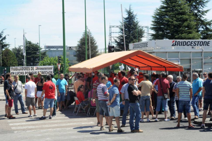 Concentración de trabajadores frente a la planta ayer al mediodía.-ISRAEL L. MURILLO