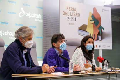 De izquierda a derecha: Ignacio González (IMC), Álvaro Manso (Asociación libreros) y Laura Esteban (Fundación Cajacírculo). TOMÁS ALONSO