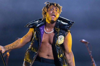 El rapero Juice Wrld, durante una actuación del pasado agosto en Filadelfia, en EEUU.-EL PERIÓDICO