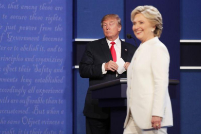 Trump observa serio a una sonriente Hillary, durante el tercer y último debate presidencial.-AFP / CHIP SOMODEVILLA