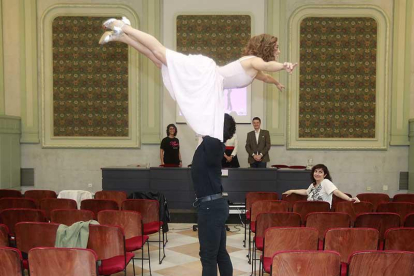 Christian Sánchez y Amanda Digón recrean el salto más famoso de la película.-R. OCHOA
