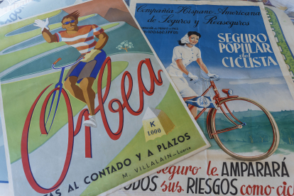 Algunos de los carteles que colecciona Uzquiza. SANTI OTERO